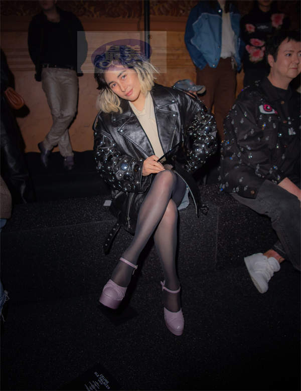 何超仪巴黎快闪看秀 穿老公皮衣金发亮眼