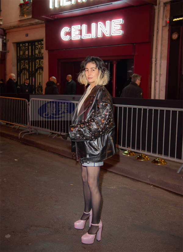 何超仪巴黎快闪看秀 穿老公皮衣金发亮眼