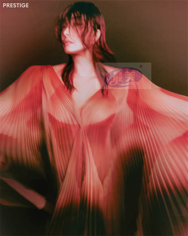 何超仪多套造型前卫登封 下月将出席香港国际影展