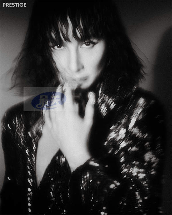 何超仪多套造型前卫登封 下月将出席香港国际影展