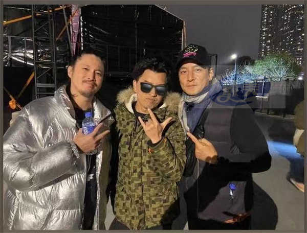 何超仪拄拐“负伤”开唱 陈子聪复出首登舞台