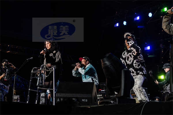 何超仪拄拐“负伤”开唱 陈子聪复出首登舞台