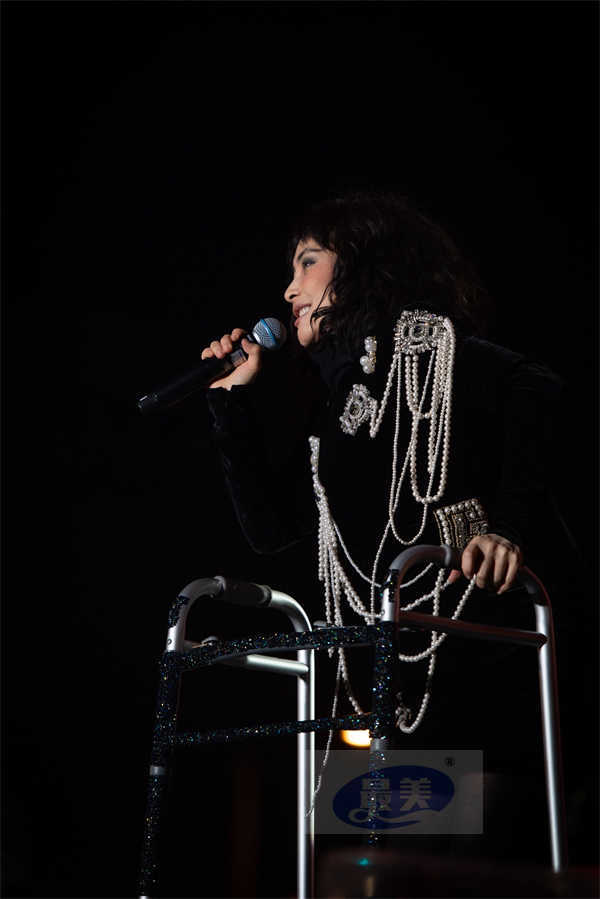 何超仪拄拐“负伤”开唱 陈子聪复出首登舞台