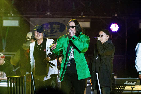 何超仪拄拐“负伤”开唱 陈子聪复出首登舞台