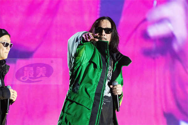 何超仪拄拐“负伤”开唱 陈子聪复出首登舞台