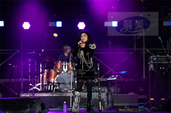 何超仪拄拐“负伤”开唱 陈子聪复出首登舞台