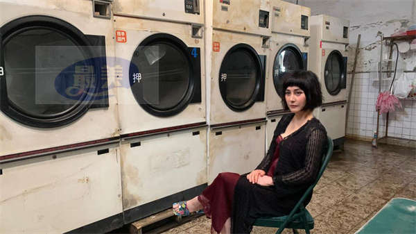 何超仪台湾客串新片 将迎20周年结婚纪念日