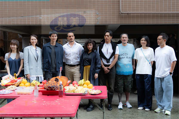 何超仪新片《拾荒法师》开机 一个镜头花50万场面震撼