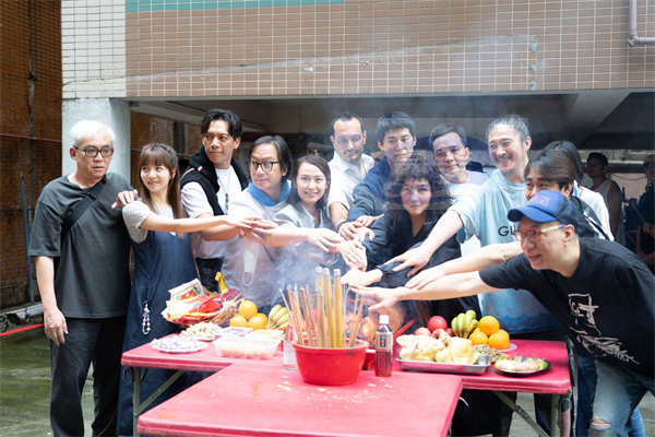 何超仪新片《拾荒法师》开机 一个镜头花50万场面震撼