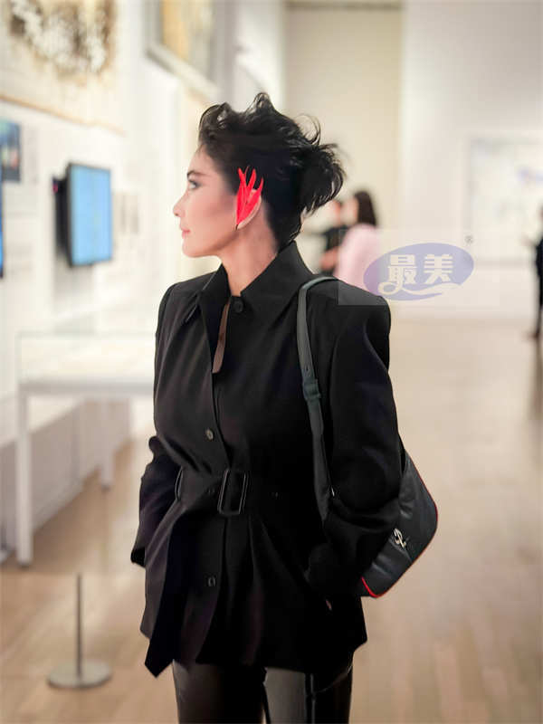 何超仪出席蔡国强艺术展 透露老公情况稳定