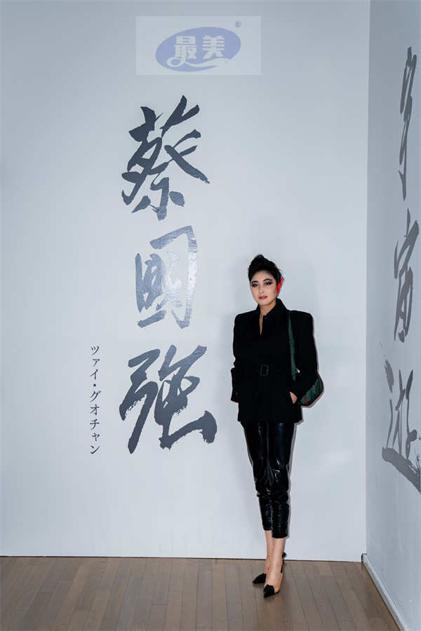 何超仪出席蔡国强艺术展 透露老公情况稳定