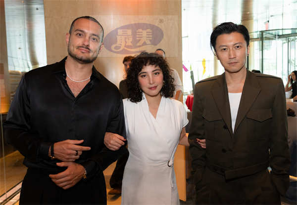 何超仪出席纽约亚洲电影节 巧遇谢霆锋