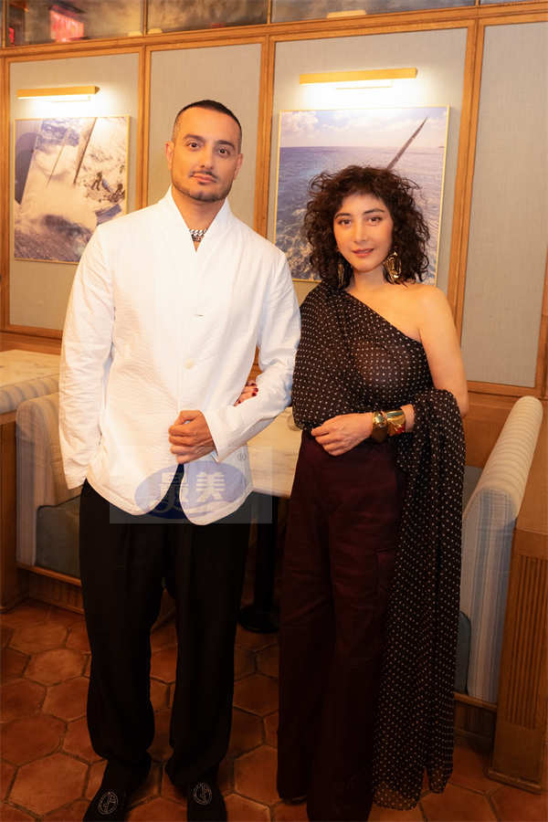 何超仪出席纽约亚洲电影节 巧遇谢霆锋