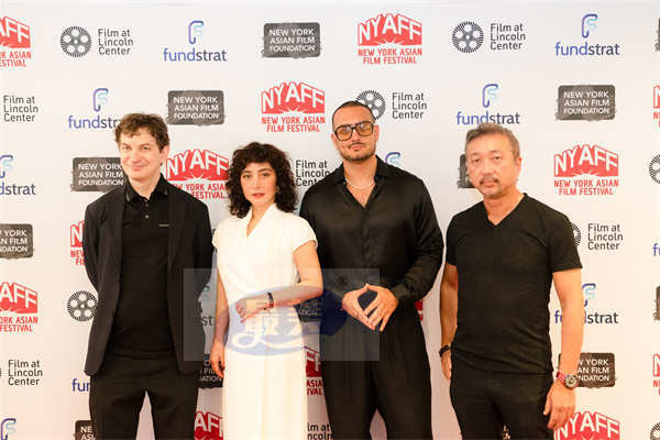 何超仪出席纽约亚洲电影节 巧遇谢霆锋