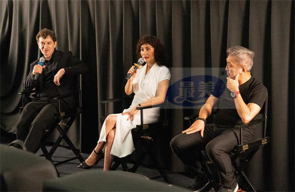 何超仪出席纽约亚洲电影节 巧遇谢霆锋