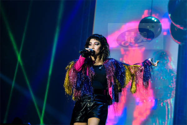 何超仪演唱会重现80年代Disco盛世 与老公陈子聪首合唱