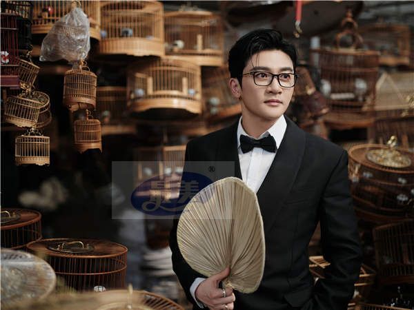 苏有朋黑色西装出席华表奖 朗诵诗句致敬电影人 (3).jpg 苏有朋黑色西装出席华表奖 朗诵诗句致敬电影人