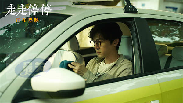 高口碑喜剧《走走停停》正在热映 胡歌高圆圆联合张鲁一演绎“暧”人错过