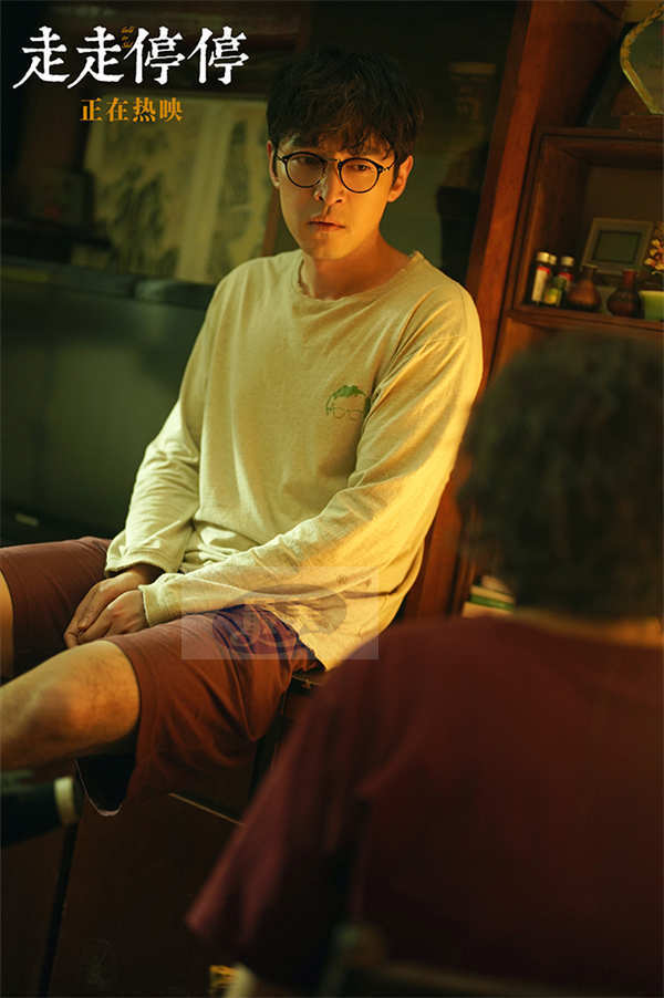 高口碑喜剧《走走停停》发布正片片段 胡歌拱火金靖压桌老吴家上演搞笑闹剧