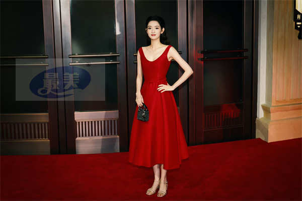 王玉雯上海出席电影活动 明媚红裙尽显优雅魅力