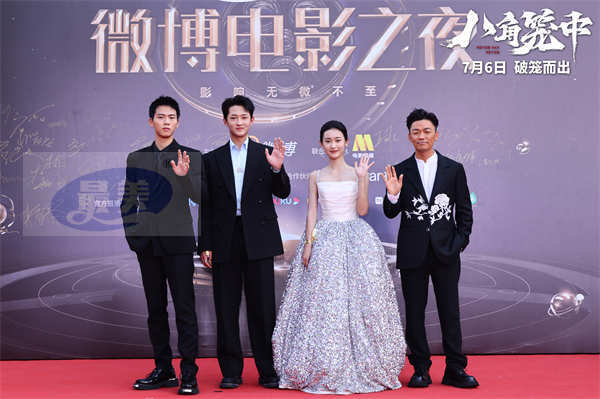 王宝强携《八角笼中》亮相盛典 获期待电影关注导演新锐演员三奖项