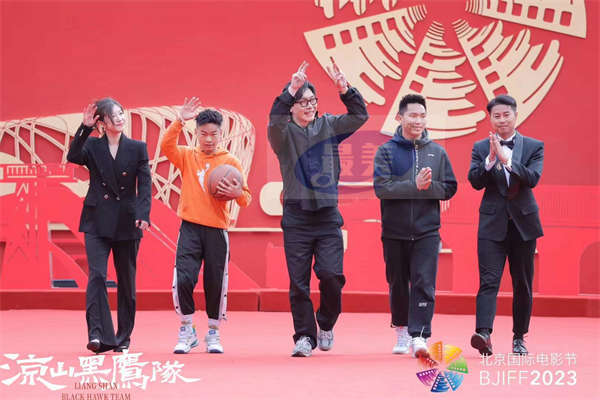 单挑人生上半场,人民日报数字传播首部院线电影重磅亮相北影节红毯!