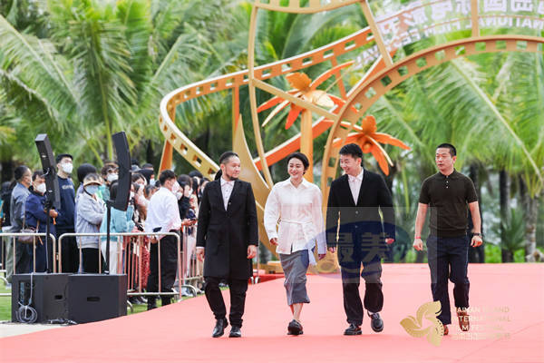 南吉携新作《追幸福的人》 亮相第四届海南岛国际电影节开幕红毯