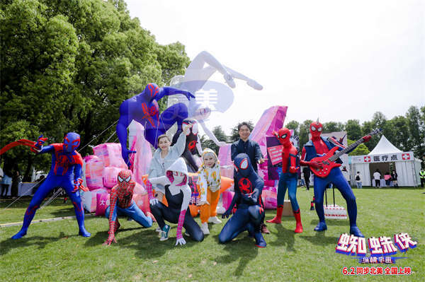 《蜘蛛侠：纵横宇宙》登陆草莓音乐节 潮酷艺术装置爆火出圈