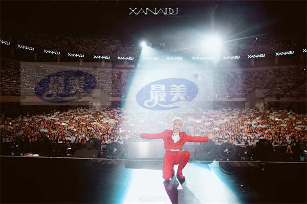 刘雨昕巡演第二站成都站震撼开唱 多变造型展现超规格时尚盛宴