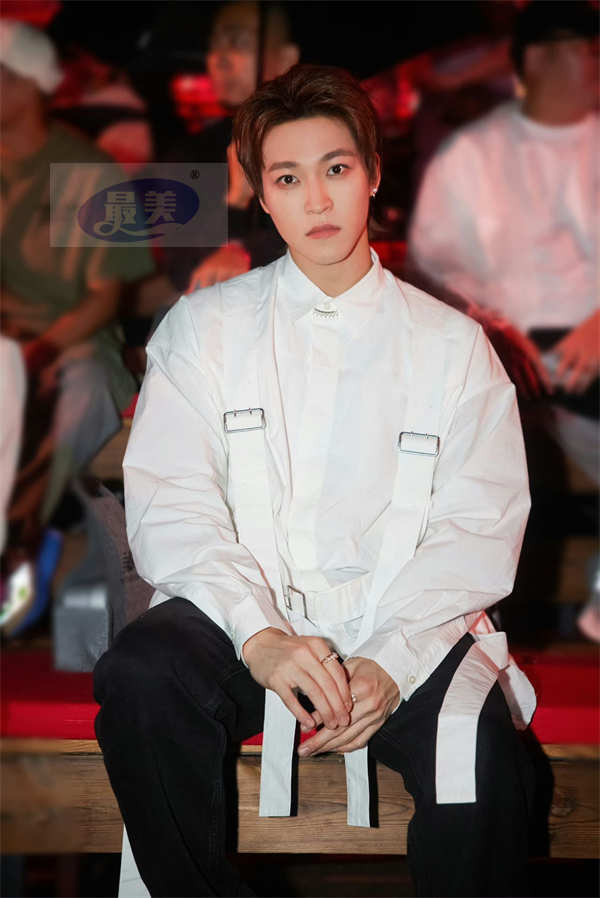 赞多校园风出席品牌大秀 彰显“别具一格”时尚活力