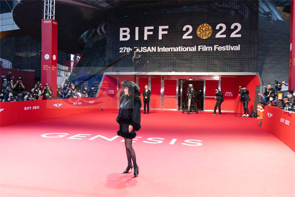 何超仪亮相釜⼭电影节 获邀作特别嘉宾