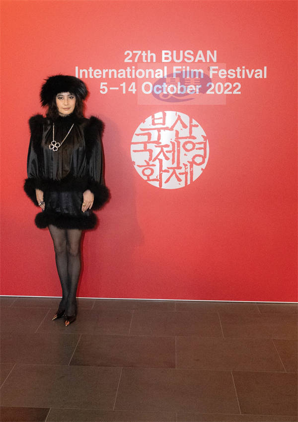 何超仪亮相釜⼭电影节 获邀作特别嘉宾