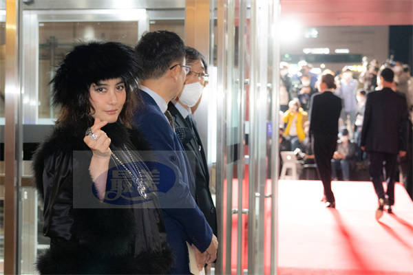 何超仪亮相釜⼭电影节 获邀作特别嘉宾