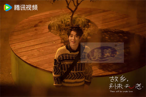 《故乡，别来无恙》发重逢曲《岁岁》MV  任素汐乘“音乐时光机”追忆童年故乡