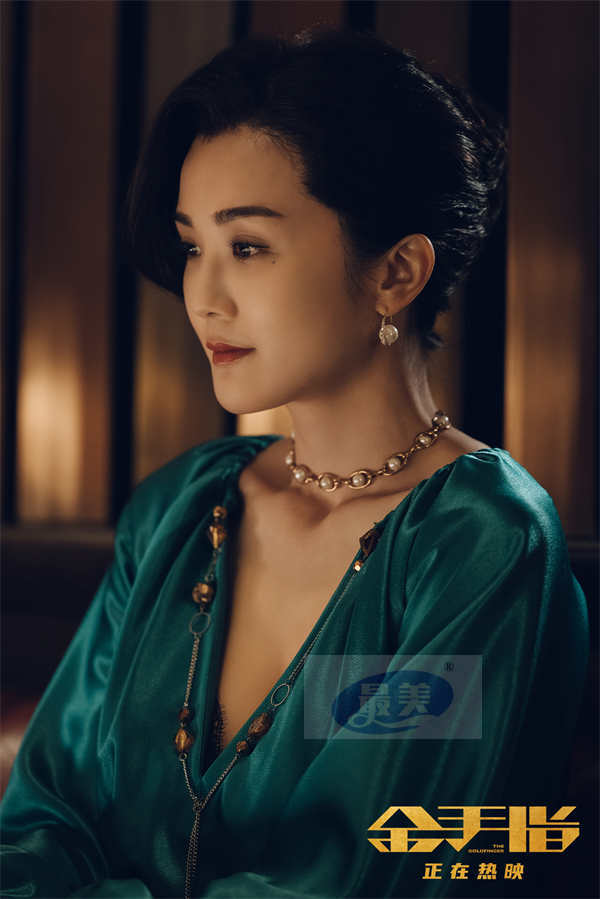 电影《金手指》曝“飒起来”角色特辑   蔡卓妍片场秒变“飒姐”