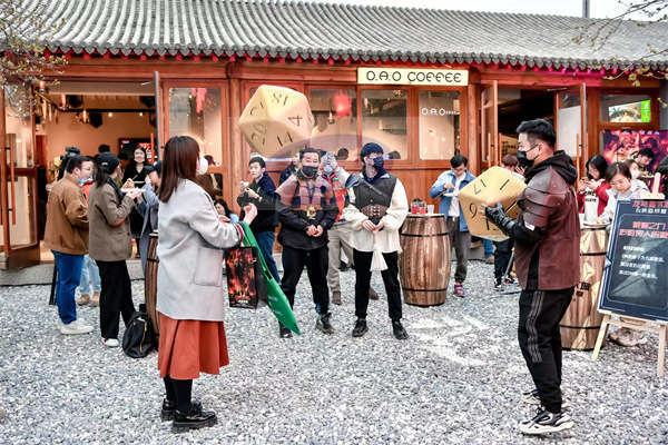 《龙与地下城：侠盗荣耀》首映礼变酒局 派派、休叔领衔全阵容惊喜连线