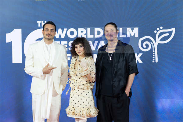 何超仪出席曼谷电影节 获“最具魅力女星”奖