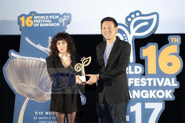 何超仪出席曼谷电影节 获“最具魅力女星”奖