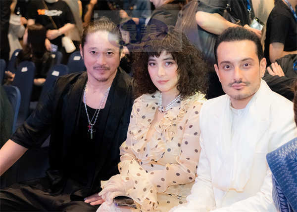 何超仪出席曼谷电影节 获“最具魅力女星”奖