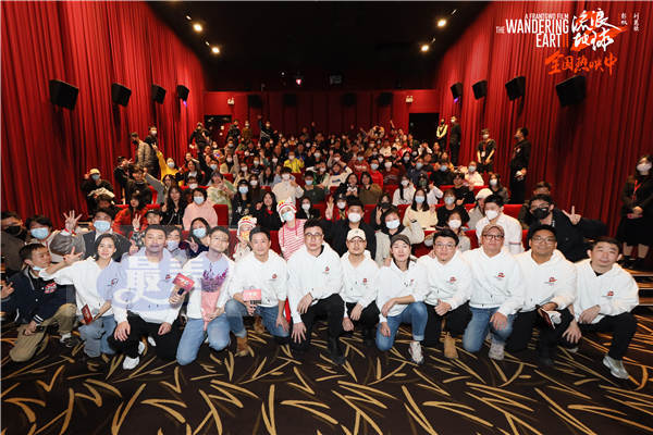 电影《流浪地球2》全国路演开启深圳站 真实道具现场亮相引发观众欢呼