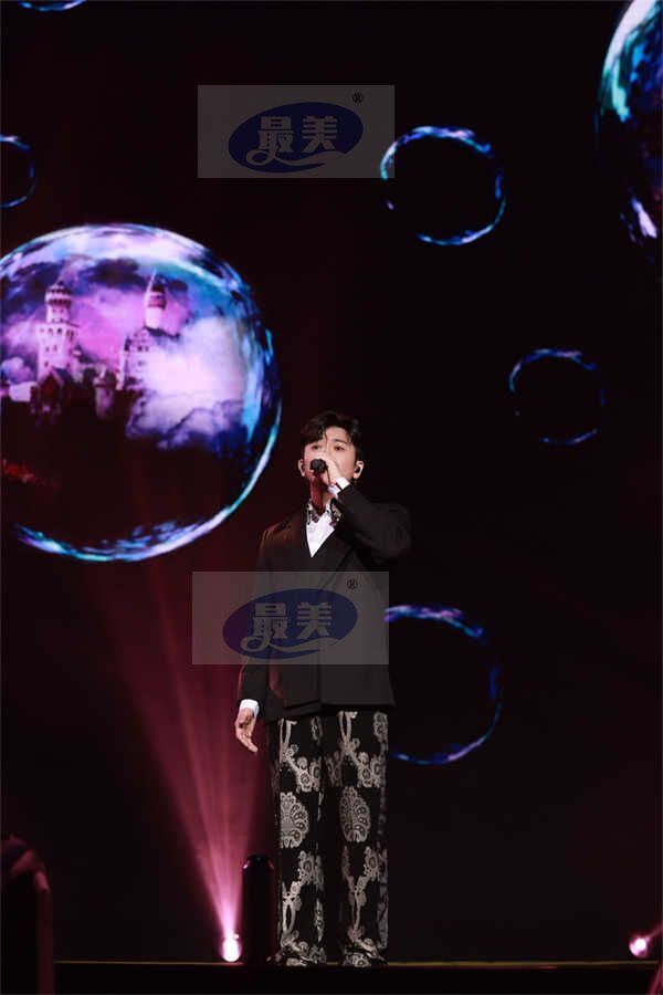 苏有朋巡演成都站歌迷连线家人观看 跨世代情怀引发全民情感共振 (2).jpg 苏有朋巡演成都站歌迷连线家人观看 跨世代情怀引发全民情感共振