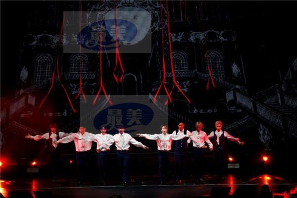 SUPER JUNIOR日本巨蛋单独演唱会盛况空前，印证了不变的人气！