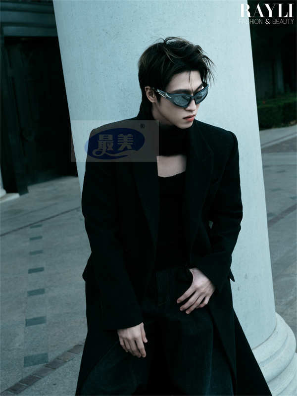 赞多《瑞丽服饰美容》12月刊封面曝光 定格冬日浪漫美学