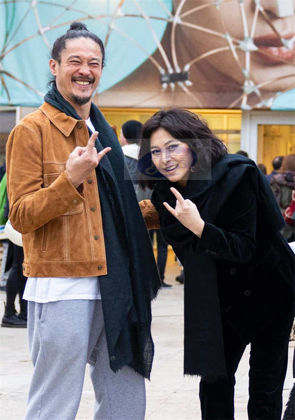 何超仪陪老公医院过20周年结婚纪念日 缺席颁奖礼