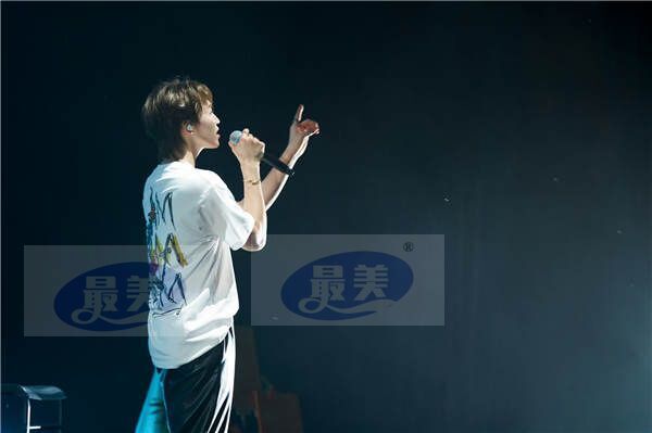 赞多夏日新歌分享会唱跳超惊喜 展露舞台王者风范