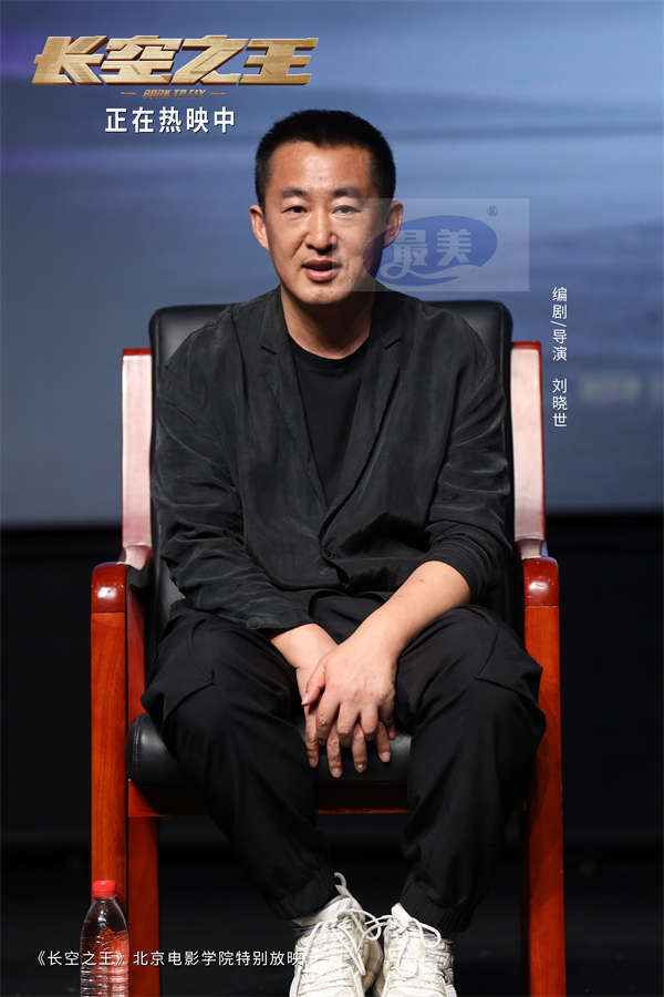 电影《长空之王》上映15天累计票房6.91亿   发布“空中撞鸟”正片片段