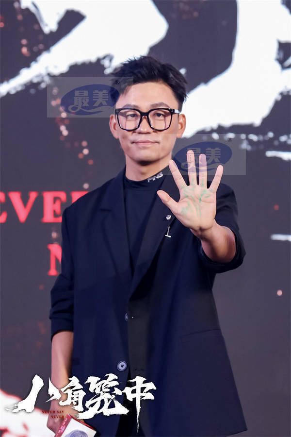 王宝强回归现实题材 电影《八角笼中》先导预告叩问人心