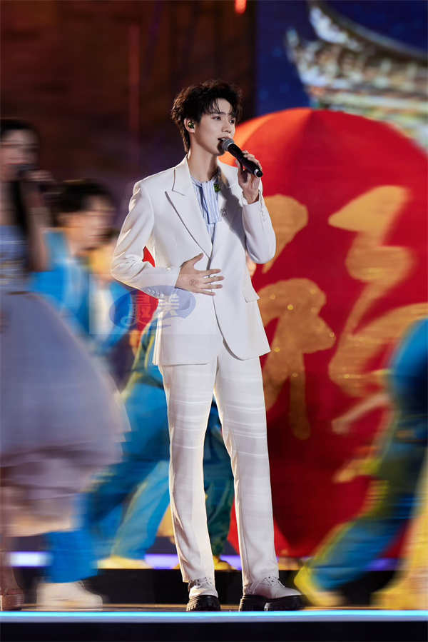 罗一舟出席丝绸之路国际电影节闭幕式 担任表演嘉宾展现青春魅力