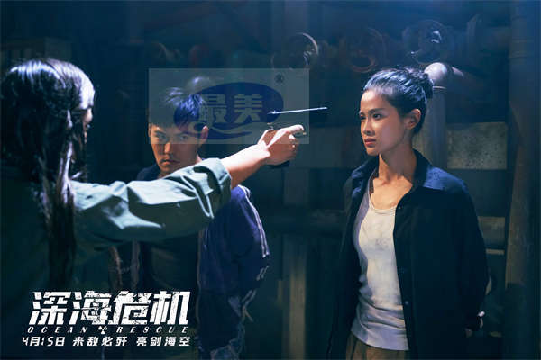 危机气氛拉满 超高难度拍摄！《深海危机》发布“正邪对决”剧照