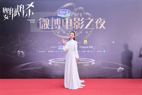 《鹦鹉杀》亮相2023微博电影之夜 周冬雨新片“跟爱情的骗子死磕到底”